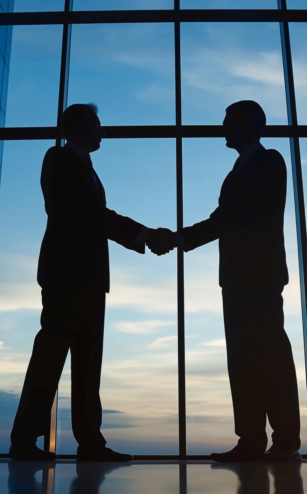 握手している2人の男性のシルエット